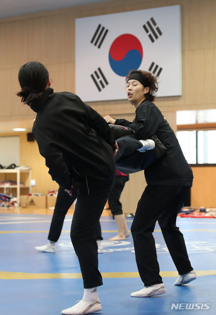[진천=뉴시스] 고승민 기자 = 16일 충북 진천 국가대표 선수촌에서 2022 항저우 하계아시아경기대회 개막을 앞두고 태권도 선수단이 훈련에 매진하고 있다. 2023.08.16. kkssmm99@newsis.com