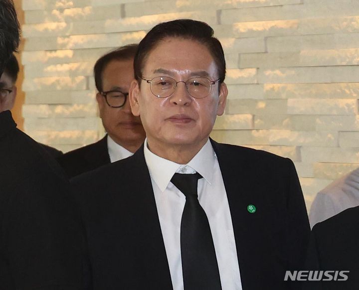 [서울=뉴시스] 사진공동취재단 = 정우택 국회 부의장이 16일 오전 윤석열 대통령의 부친 고 윤기중 연세대 명예교수의 빈소가 마련된 서울 서대문구 신촌세브란스병원 장례식장에서 조문을 마친 뒤 자리를 나서고 있다. 2023.08.16. photo@newsis.com