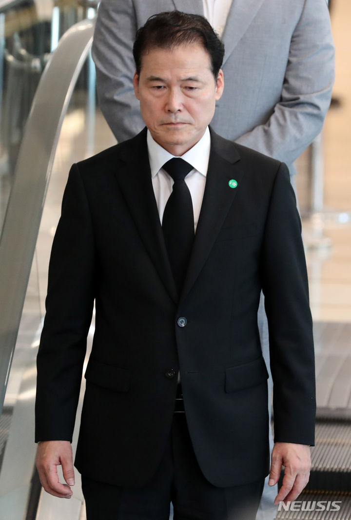 [서울=뉴시스] 사진공동취재단 = 김영호 통일부 장관이 16일 윤석열 대통령 부친 윤기중 연세대 명예교수의 빈소가 마련된 서울 서대문구 세브란스병원 장례식장을 찾아 조문하기 위해 이동하고 있다. 2023.08.16. photo@newsis.com