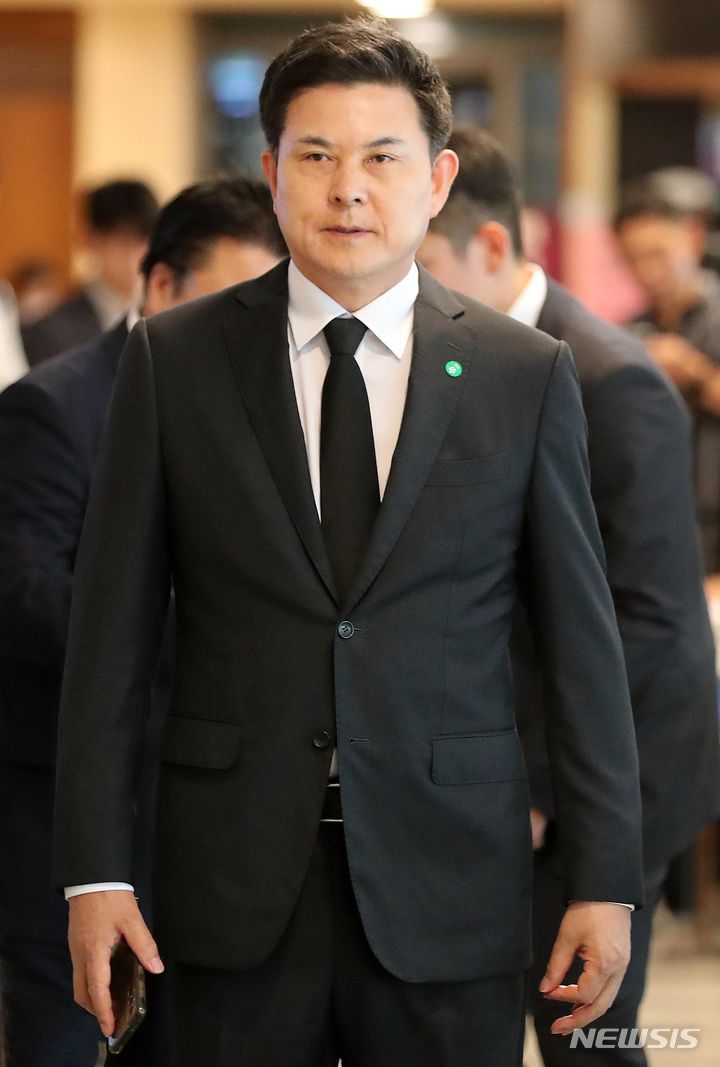 [서울=뉴시스] 사진공동취재단 = 김태호 국민의힘 의원이 16일 윤석열 대통령 부친 윤기중 연세대 명예교수의 빈소가 마련된 서울 서대문구 세브란스병원 장례식장을 찾아 조문하기 위해 이동하고 있다. 2023.08.16. photo@newsis.com