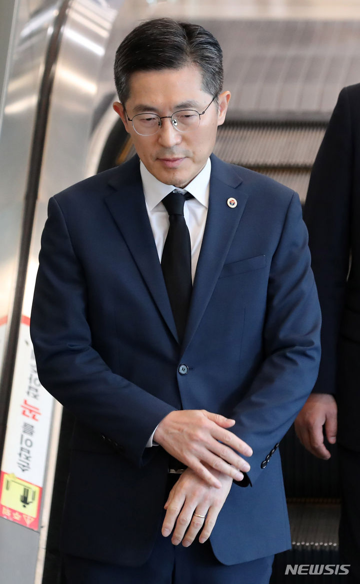 [서울=뉴시스] 사진공동취재단 = 이필수 대한의사협회장이 16일 윤석열 대통령 부친 윤기중 연세대 명예교수의 빈소가 마련된 서울 서대문구 세브란스병원 장례식장을 찾아 조문하기 위해 이동하고 있다. 2023.08.16. photo@newsis.com