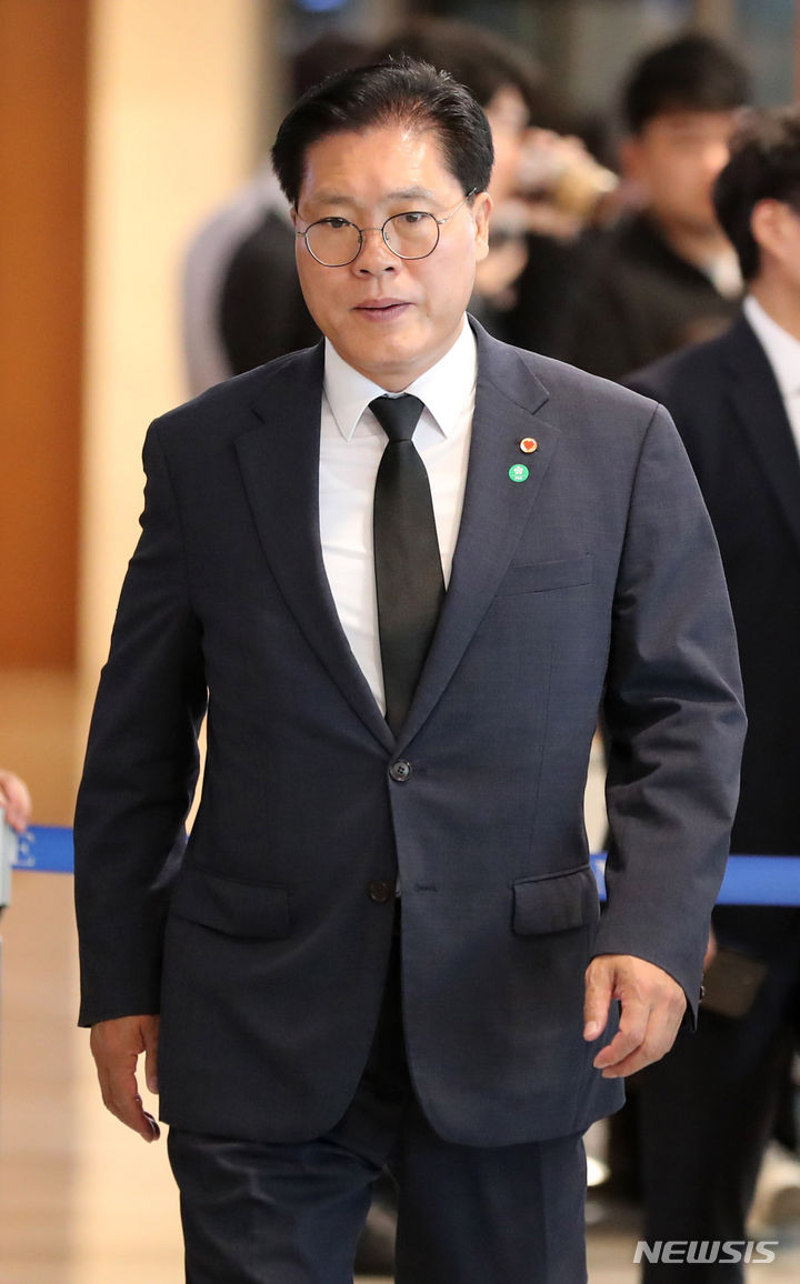 [서울=뉴시스] 사진공동취재단 = 송석준 국민의힘 의원이 16일 윤석열 대통령 부친 윤기중 연세대 명예교수의 빈소가 마련된 서울 서대문구 세브란스병원 장례식장을 찾아 조문하기 위해 이동하고 있다. 2023.08.16. photo@newsis.com