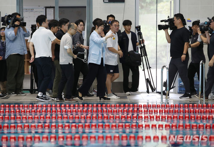 [진천=뉴시스] 고승민 기자 = 장미란 문화체육관광부 제2차관이 16일 충북 진천 국가대표 선수촌을 찾아 2022 항저우 하계아시아경기대회 개막을 앞두고 훈련에 매진하고 있는 수영 선수단을 찾아 훈련 상황을 살피고 있다. 2023.08.16. kkssmm99@newsis.com