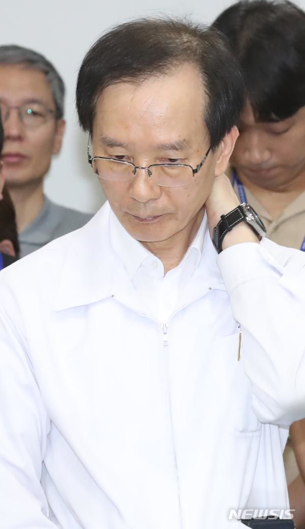 [성남=뉴시스] 조수정 기자 = 샤니 이강섭 대표이사가 16일 경기 성남시 샤니 생산공장 시찰에 나선 국회 환경노동위원회(위원장 박정 더불어민주당 의원)가 개최한 샤니 50대 직원 대형 반죽기 끼임 사고 사망 사건 보고 간담회에 출석해 위원들의 발언을 듣던 중 땀을 닦고 있다. 2023.08.16. chocrystal@newsis.com