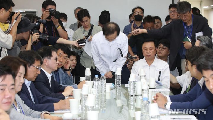 [성남=뉴시스] 조수정 기자 = 샤니 이강섭 대표이사가 16일 경기 성남시 샤니 생산공장 시찰에 나선 국회 환경노동위원회(위원장 박정 더불어민주당 의원)가 개최한 샤니 50대 직원 대형 반죽기 끼임 사고 사망 사건 보고 간담회에 출석해 위원들의 항의에 고개숙여 사과하고 있다. 2023.08.16. chocrystal@newsis.com