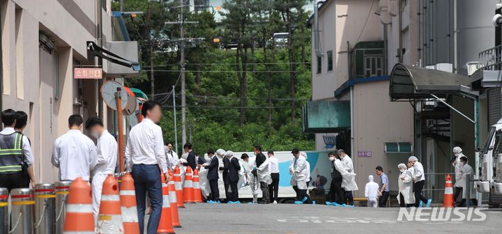 [성남=뉴시스] 조수정 기자 = 국회 환경노동위원회 박정 위원장과 위원들이 16일 최근 50대 직원이 대형 반죽기 끼임 사고로 사망한 경기 성남시 SPC 계열사 샤니 생산공장을 시찰한 뒤 나서고 있다. 2023.08.16. chocrystal@newsis.com