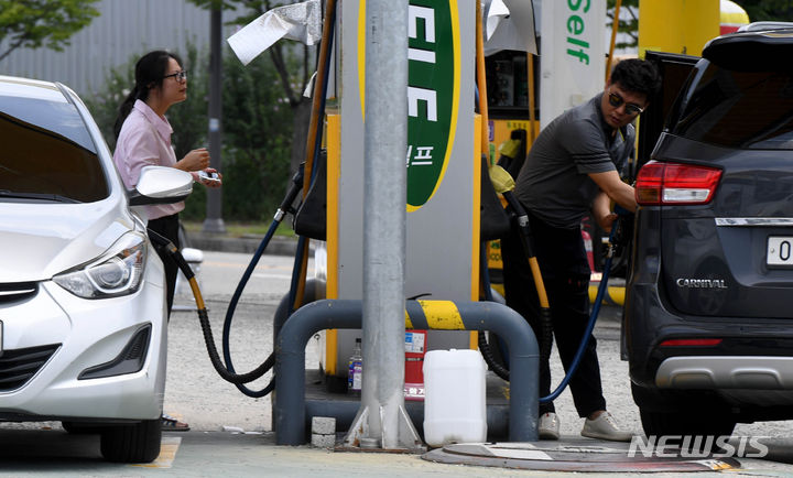 [광주=뉴시스] 변재훈 기자 = 연일 유가가 치솟고 있는 16일 광주 서구 한 주유소에서 운전자들이 차량에 주유하고 있다. 이달 들어 전국 평균 휘발유 판매가는 11개월 만에 1ℓ당 1700원 선을 넘어섰다. 2023.08.16. wisdom21@newsis.com