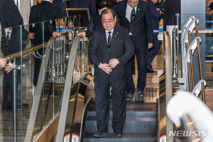 [서울=뉴시스] 사진공동취재단 = 이종찬 광복회장이 16일 오후 서울 서대문구 신촌세브란스병원 장례식장에 마련된 윤석열 대통령의 부친 윤기중 연세대 명예교수의 빈소로 향하고 있다. 2023.08.16. photo@newsis.com