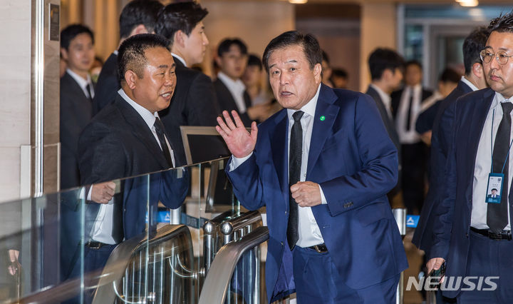 [서울=뉴시스] 사진공동취재단 = 이진복 대통령실 정무수석이 16일 오후 윤석열 대통령의 부친 고 윤기중 연세대 명예교수의 빈소가 마련된 서울 서대문구 신촌세브란스병원 장례식장을 찾아 조문하기 위해 이동하고 있다. 2023.08.16. photo@newsis.com