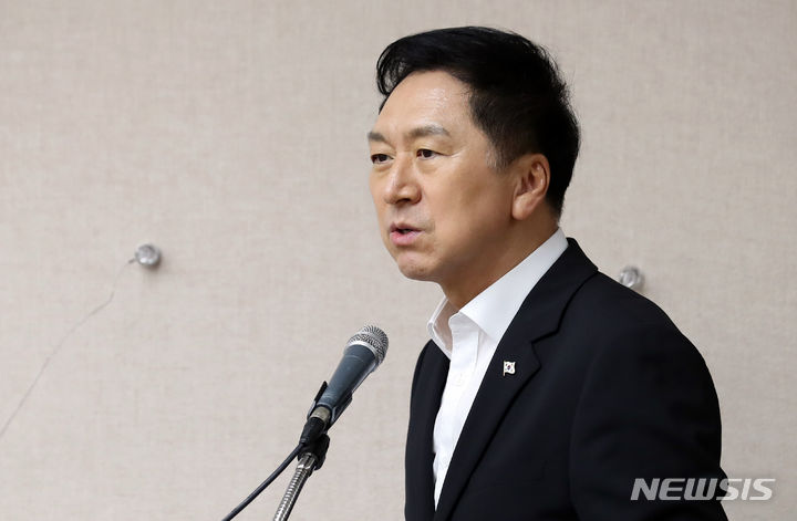 김기현 국민의힘 대표. [서울=뉴시스] 이영환 기자 = 김기현 국민의힘 대표가 지난 16일 오후 서울 여의도 국회도서관 소회의실에서 열린 세미나 '새 방통위에 바란다 파괴적 혁신을 통한 새로운 미디어 생태계 구축 방안'에서 축사를 하고 있다. 2023.08.16. 20hwan@newsis.com