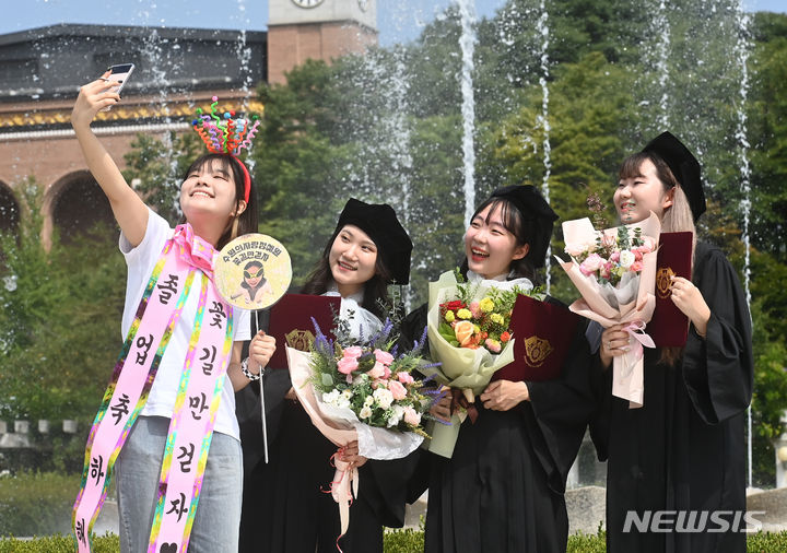 [용인=뉴시스] 김종택 기자 = 16일 경기도 용인시 기흥구 경희대학교 국제캠퍼스에서 열린 학위수여식에서 졸업생들이 기념촬영을 하며 추억을 남기고 있다. 2023.08.16. jtk@newsis.com
