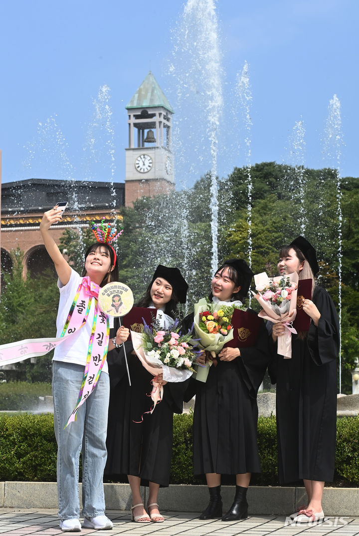 [용인=뉴시스] 김종택 기자 = 16일 경기도 용인시 기흥구 경희대학교 국제캠퍼스에서 열린 학위수여식에서 졸업생들이 기념촬영을 하며 추억을 남기고 있다. 2023.08.16. jtk@newsis.com