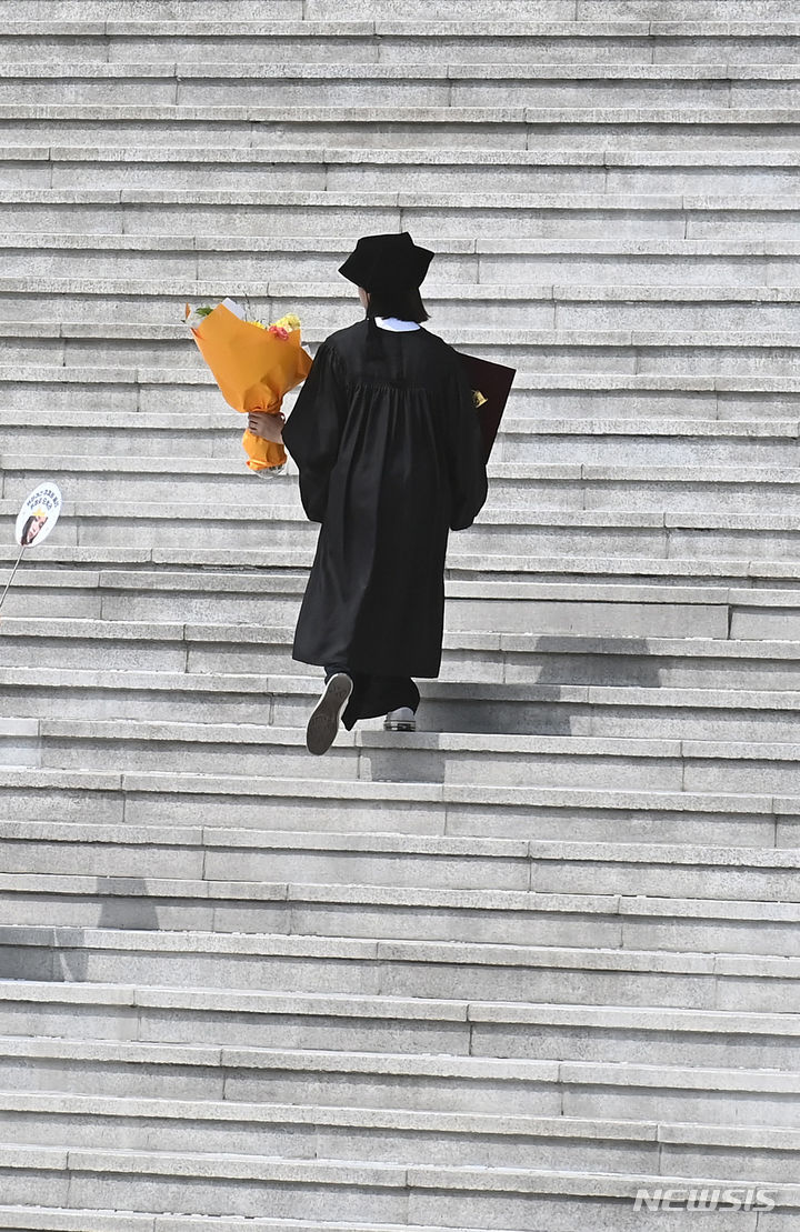 [용인=뉴시스] 김종택 기자 = 16일 경기도 용인시 기흥구 경희대학교 국제캠퍼스에서 열린 학위수여식에서 졸업생이 계단을 오르고 있다. 2023.08.16. jtk@newsis.com