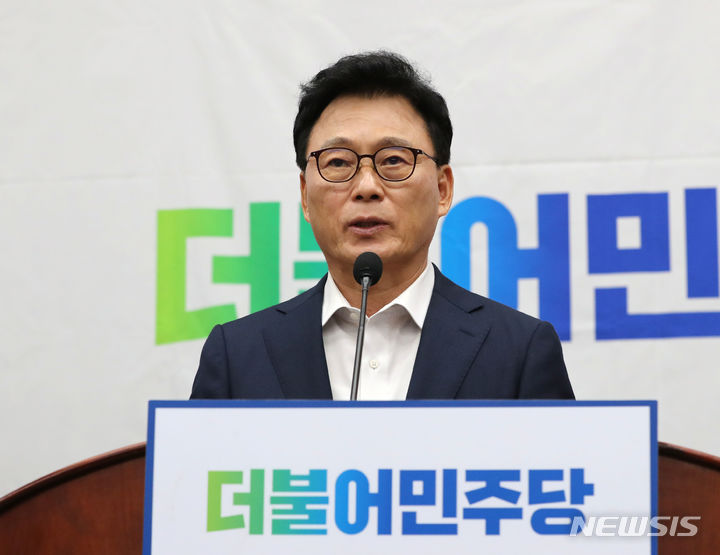 [서울=뉴시스] 전진환 기자 = 박광온 더불어민주당 원내대표가 16일 오후 서울 여의도 국회에서 열린 의원총회에서 의원들에게 발언하고 있다.  2023.08.16. amin2@newsis.com