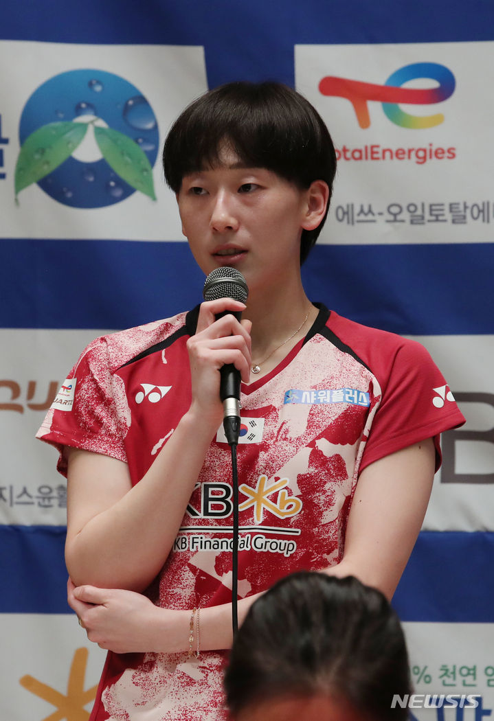 [진천=뉴시스] 고승민 기자 = 세계개인선수권 대회 및 항저우 아시안게임 등을 앞둔 대한민국 배드민턴 국가대표 이소희가 16일 충북 진천 국가대표 선수촌에서 열린 대한배드민턴협회 미디어데이에서 취재진 질문에 답하고 있다. 2023.08.16. kkssmm99@newsis.com