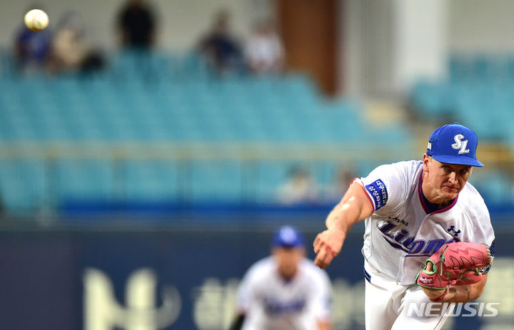 [대구=뉴시스] 이무열 기자 = 16일 오후 대구 삼성라이온즈파크에서 열린 프로야구 신한은행 SOL 2023 KBO리그 LG 트윈스와 삼성 라이온즈의 경기, 1회초 삼성 선발투수 뷰캐넌이 역투하고 있다. 2023.08.16. lmy@newsis.com