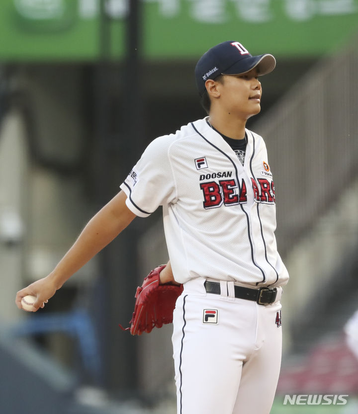 [서울=뉴시스] 김근수 기자 = 16일 서울 송파구 잠실야구장에서 열린 2023 신한은행 SOL KBO리그 KT 위즈 대 두산베어스의 경기, 2회초 2사 2루 KT 오윤석 타석 때 보크를 범한 두산 선발투수 김동주가 아쉬워하고 있다. 2023.08.16. ks@newsis.com