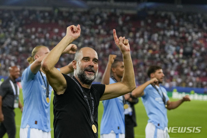 [피레우스=AP/뉴시스] 맨체스터 시티(잉글랜드)의 페프 과르디올라 감독이 16일(현지시각) 그리스 피레우스의 카라이스카키스 스타디움에서 열린 2023 유럽축구연맹(UEFA) 슈퍼컵 정상에 오른 후 선수들과 함께 기뻐하고 있다. 맨시티는 결승전에서 세비야(스페인)와 1-1로 비긴 후 승부차기 끝에 5-4로 승리해 정상에 올랐고 과르디올라 감독은 맨시티에서만 15번째 우승컵을 들어 올렸다. 슈퍼컵은 직전 시즌 UEFA 챔피언스리그 우승팀과 유로파리그 우승팀이 맞붙어 유럽 최강팀을 가리는 대회다. 2023.08.17.