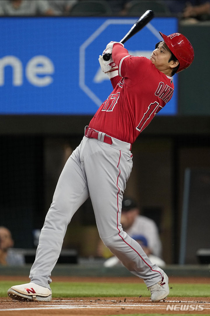 [알링턴=AP/뉴시스] 로스앤젤레스 에인절스의 오타니 쇼헤이가 16일(현지시각) 미 텍사스주 알링턴의 글로브 라이프 필드에서 열린 2023 메이저리그 텍사스 레인저스와의 경기 1회 초 1점 홈런(시즌 42호)을 치고 있다. 2023.08.17.