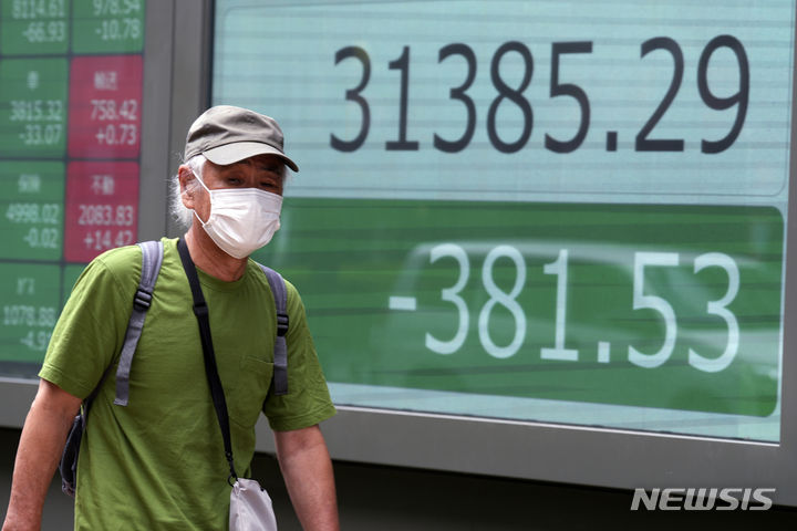 [도쿄=AP/뉴시스]일본 도쿄의 한 증권사에서 닛케이225지수를 보여주는 주식시세전광판. 2023.09.22.