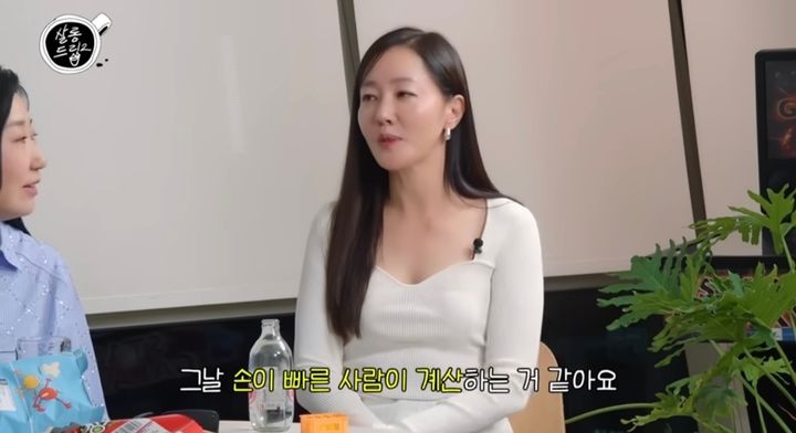 [서울=뉴시스] 지난 15일 유튜브 채널 'TEO 테오'의 '살롱드립2'에는 "구독자를 위해 열심히 떠들고 있었는데 해가 져버렸네 미치겠다 |EP.2 라미란&엄지원 |"이라는 제목의 영상이 올라왔다. 이 영상에서 티빙 오리지널 드라마 '잔혹한 인턴' 주연을 맡은 라미란, 엄지원이 게스트로 출연해 MC 장도연과 대화를 나눴다. (사진=유튜브 채널 'TEO 테오' 캡처) 2023.08.17. photo@newsis.com *재판매 및 DB 금지 *재판매 및 DB 금지