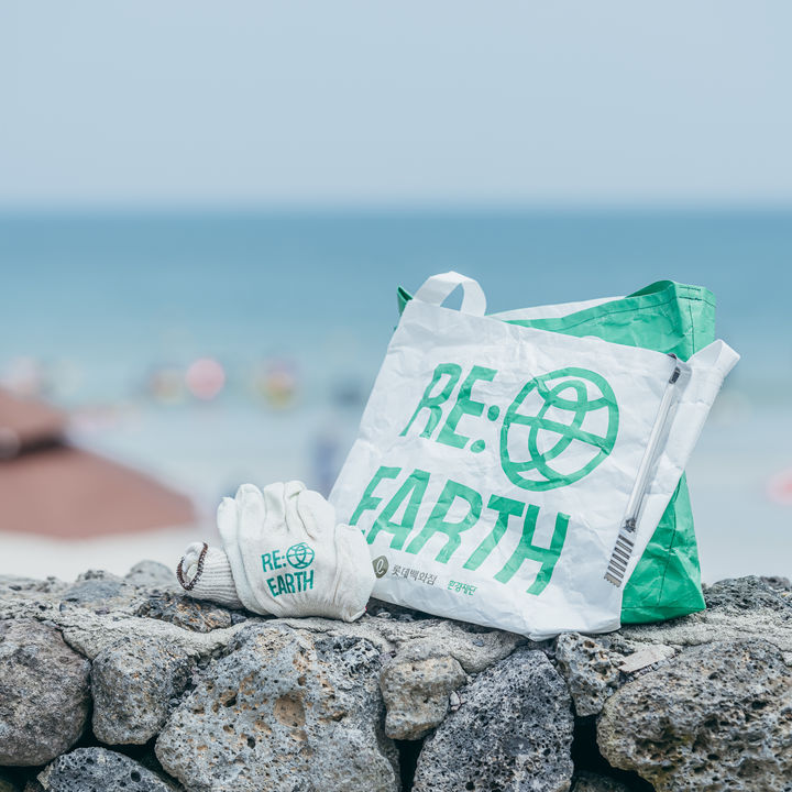 [부산=뉴시스] 롯데백화점은 17일부터 나흘 동안 부산 수영구 광안리해수욕장에서 해변 환경 정화활동인 '비치코밍'의 하나인 '리얼스 캠페인'을 진행한다고 밝혔다. (사진=롯데백화점 제공) 2023.08.17. photo@newsis.com *재판매 및 DB 금지