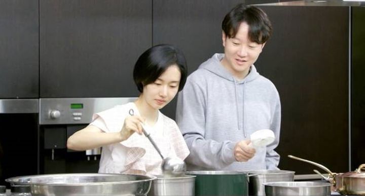 [서울=뉴시스] 이정현(왼쪽)·박유정 부부. (사진=KBS 2TV '신상출시 편스토랑' 제공) 2023.08.17. photo@newsis.com *재판매 및 DB 금지