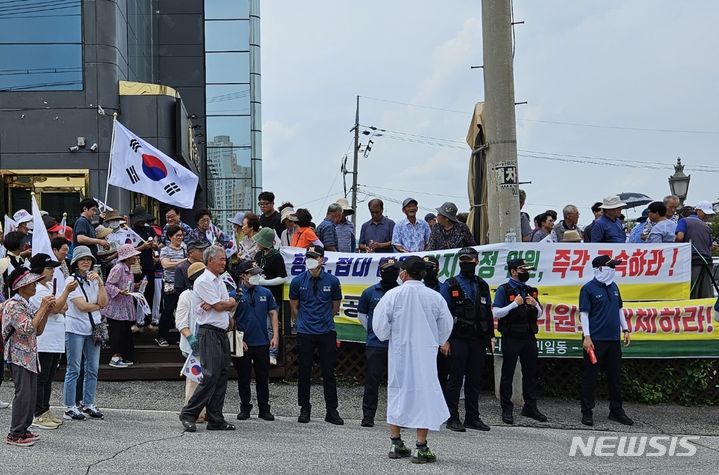 [충주=뉴시스] 이도근 기자= 충북 충주시 신니면 주민들이 17일 충주컨벤션센터 앞에서 시위를 벌이고 있다. 이날 음성 천연가스(LNG) 발전소와 신충주변전소를 연결하는 고압송전선로 노선을 결정할 입지선정위원회가 열리는 가운데, 신니면 주민들은 일부 구간에 대해 거세게 반발하고 있다. (사진=독자 제공) 2023.8.17. photo@newsis.com *재판매 및 DB 금지
