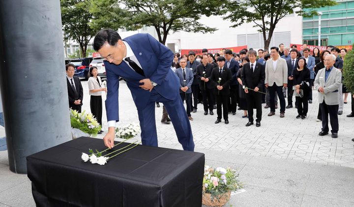 [부산=뉴시스] 부산대학교 고현철교수추모사업회는 지난해 8월17일 부산 금정구 대학 내 본관 3층 대회의실에서 총장직선제와 대학자율화, 민주주의 등을 촉구하며 투신한 故 고현철 부산대 국어국문학과 교수의 8주기 추모식을 개최했다. (사진=부산대 제공) 2024.05.09. photo@newsis.com *재판매 및 DB 금지