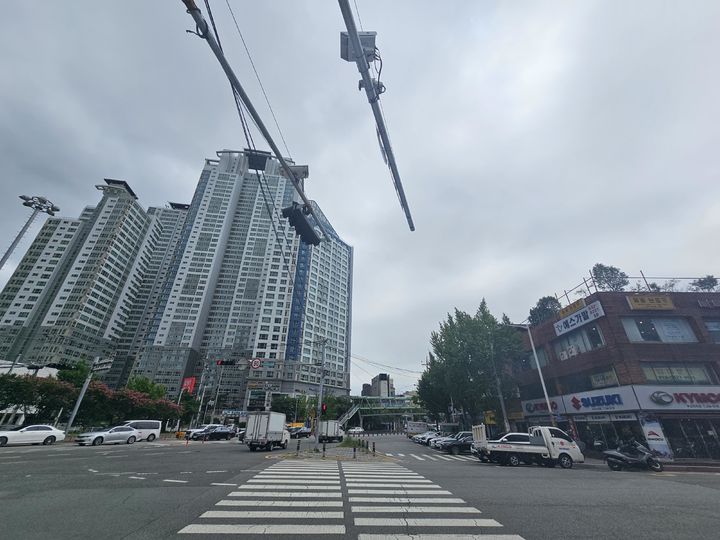 [부산=뉴시스] 부산 동구의 부산진성 주변 고도제한 구역(오른쪽). 도로 왼쪽에 고층 아파트가 들어서 있다.  *재판매 및 DB 금지