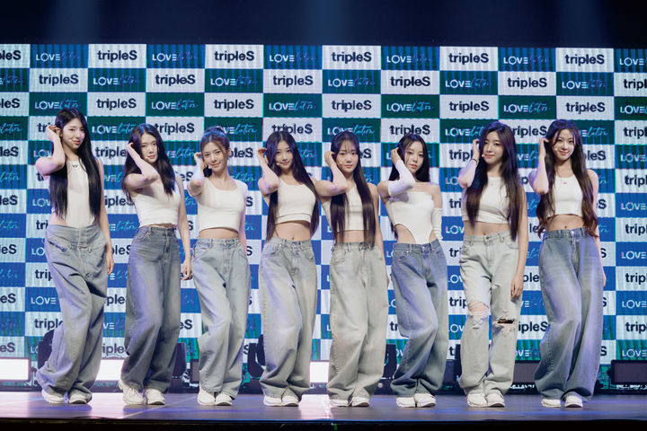 [서울=뉴시스] 그룹 트리플에스 러블루션(공유빈·윤서연·카에데·서다현·박소현·정혜린·니엔·신위)이 17일 오후 서울 광진구 예스24라이브홀에서 열린 첫 미니앨범 'ↀ(MUHAN)' 쇼케이스에 참석해 포즈를 취하고 있다. 2023.08.17 (사진 = 모드하우스 제공) photo@newsis.co *재판매 및 DB 금지
