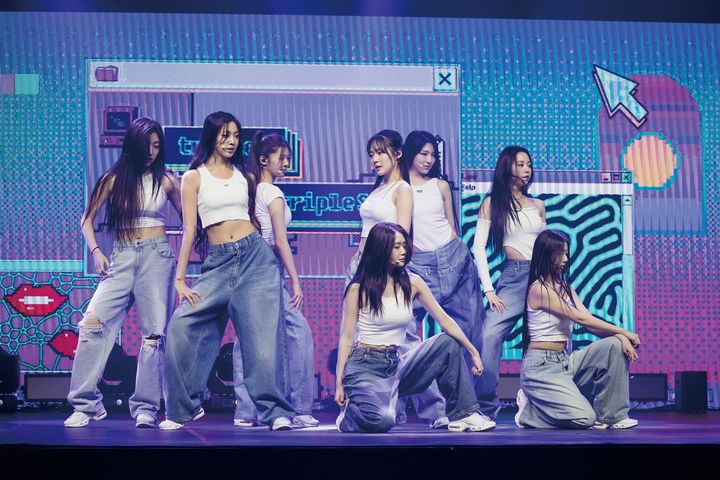 [서울=뉴시스] 그룹 트리플에스 러블루션(공유빈·윤서연·카에데·서다현·박소현·정혜린·니엔·신위)이 17일 오후 서울 광진구 예스24라이브홀에서 열린 첫 미니앨범 'ↀ(MUHAN)' 쇼케이스에 참석해 포즈를 취하고 있다. 2023.08.17 (사진 = 모드하우스 제공) photo@newsis.co *재판매 및 DB 금지
