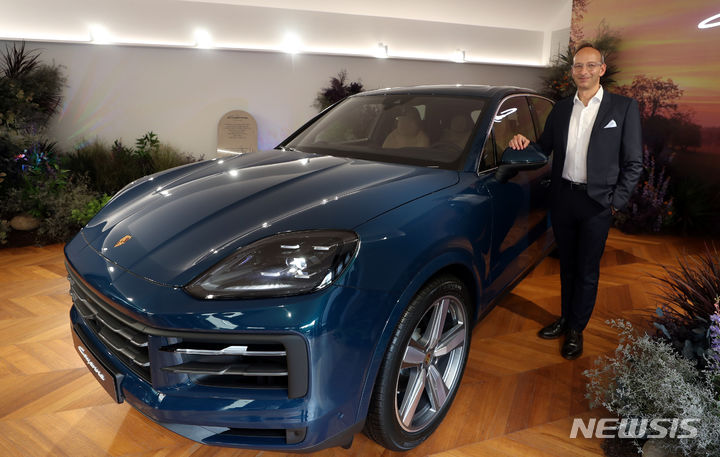 [서울=뉴시스] 조성봉 기자= 17일 오전 서울 강남구 레스파스 에트나 청담에서 열린 포르쉐 럭셔리 SUV 신형 카이엔 국내 공식 출시 행사에서 홀가 게어만 포르쉐코리아 대표가 포즈를 취하고 있다. 2023.08.17. suncho21@newsis.com