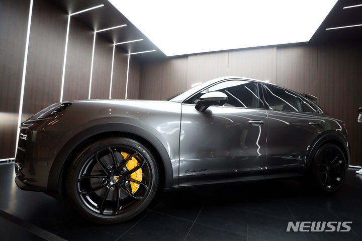 [서울=뉴시스] 조성봉 기자= 포르쉐코리아가 17일 오전 서울 강남구 레스파스 에트나 청담에서 포르쉐 럭셔리 SUV 신형 카이엔을 선보이고 있다. 2023.08.17. suncho21@newsis.com
