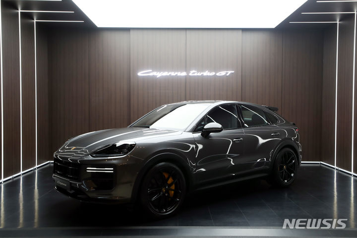 [서울=뉴시스] 조성봉 기자= 포르쉐코리아가 지난 2023년 8월17일 오전 서울 강남구 레스파스 에트나 청담에서 포르쉐 럭셔리 SUV 신형 카이엔을 선보이고 있다. 2023.08.17. suncho21@newsis.com