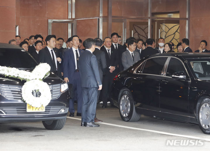 [서울=뉴시스] 최동준 기자 = 윤석열 대통령 부친 고 윤기중 연세대 명예교수 발인이 엄수된 17일 서울 서대문구 신촌세브란스병원 장례식장에서 운구 차량이 이동하고 있다. 2023.08.17. photocdj@newsis.com