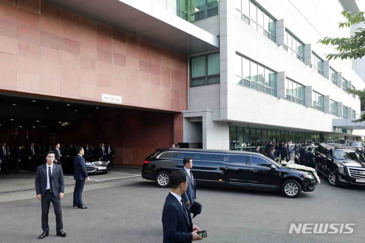 [서울=뉴시스] 최동준 기자 = 윤석열 대통령 부친 고 윤기중 연세대 명예교수 발인이 엄수된 17일 서울 서대문구 신촌세브란스병원 장례식장에서 운구 차량이 이동하고 있다. 2023.08.17. photocdj@newsis.com