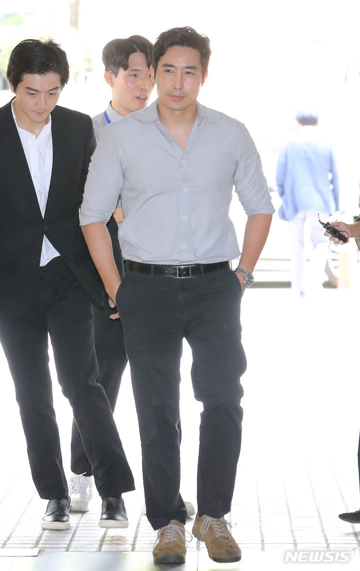 [서울=뉴시스] 최진석 기자 = 유튜버 이근이 17일 서울 서초구 서울중앙지법에서 열린 '여권법 위반 및 교통사고 뺑소니 혐의' 관련 선고기일에 출석하고 있다. 2023.08.17. myjs@newsis.com