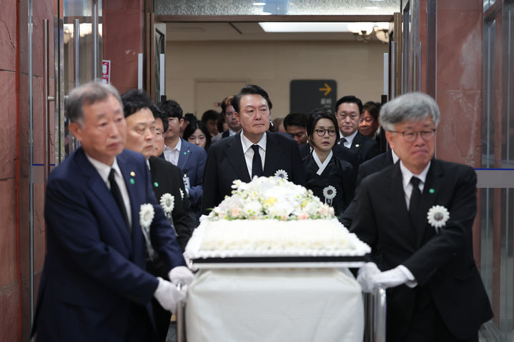 [서울=뉴시스] 윤석열 대통령과 부인 김건희 여사가 17일 서울 서대문구 신촌세브란스병원 장례식장에서 열린 부친 고 윤기중 연세대 명예교수 발인식에 참석하고 있다. (사진=대통령실 제공) 2023.08.17. photo@newsis.com *재판매 및 DB 금지