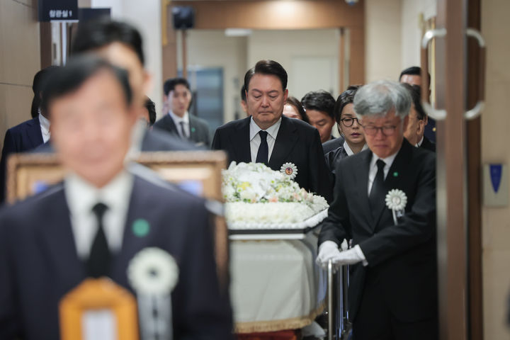 [서울=뉴시스] 윤석열 대통령과 부인 김건희 여사가 17일 서울 서대문구 신촌세브란스병원 장례식장에서 열린 부친 고 윤기중 연세대 명예교수 발인식에 참석하고 있다. (사진=대통령실 제공) 2023.08.17. photo@newsis.com *재판매 및 DB 금지