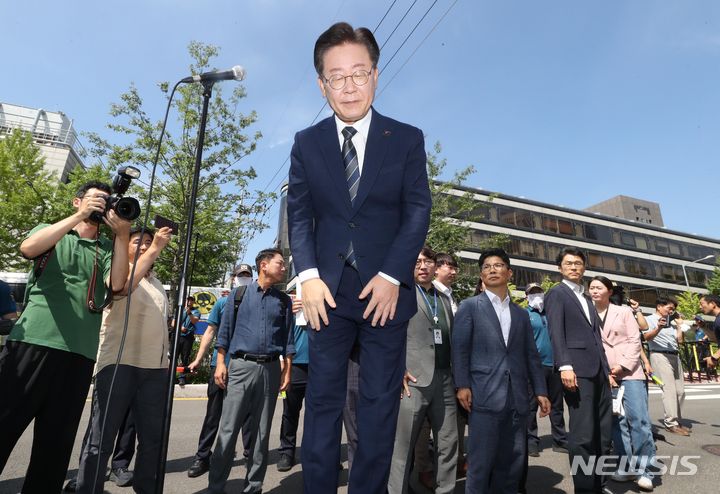 지지자들에게 허리숙여 인사하는 이재명 더불어민주당 대표.  [서울=뉴시스] 조성봉 기자= '백현동 특혜 의혹'과 관련해 특경법상 배임 혐의를 받고 있는 이재명 더불어민주당 대표가 17일 오전 서울 서초구 서울중앙지검에 출석하기 전 지지자들에게 허리숙여 인사를 하고 있다. 2023.08.17. suncho21@newsis.com