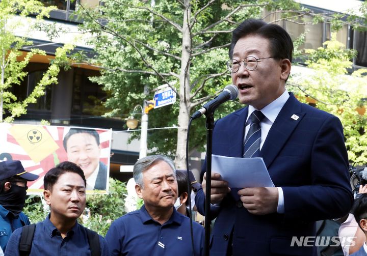 [서울=뉴시스] 조성봉 기자= '백현동 특혜 의혹'과 관련해 특경법상 배임 혐의를 받고 있는 이재명 더불어민주당 대표가 지난 17일 오전 서울 서초구 서울중앙지검에 출석하기 전 지지자들에게 입장 발표를 하고 있다.  2023.08.17. suncho21@newsis.com