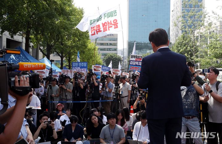 [서울=뉴시스] 조성봉 기자= '백현동 특혜 의혹'과 관련해 특경법상 배임 혐의를 받고 있는 이재명 더불어민주당 대표가 17일 오전 서울 서초구 서울중앙지검에 출석하기 전 지지자들에게 입장 발표를 하고 있다.  2023.08.17. suncho21@newsis.com