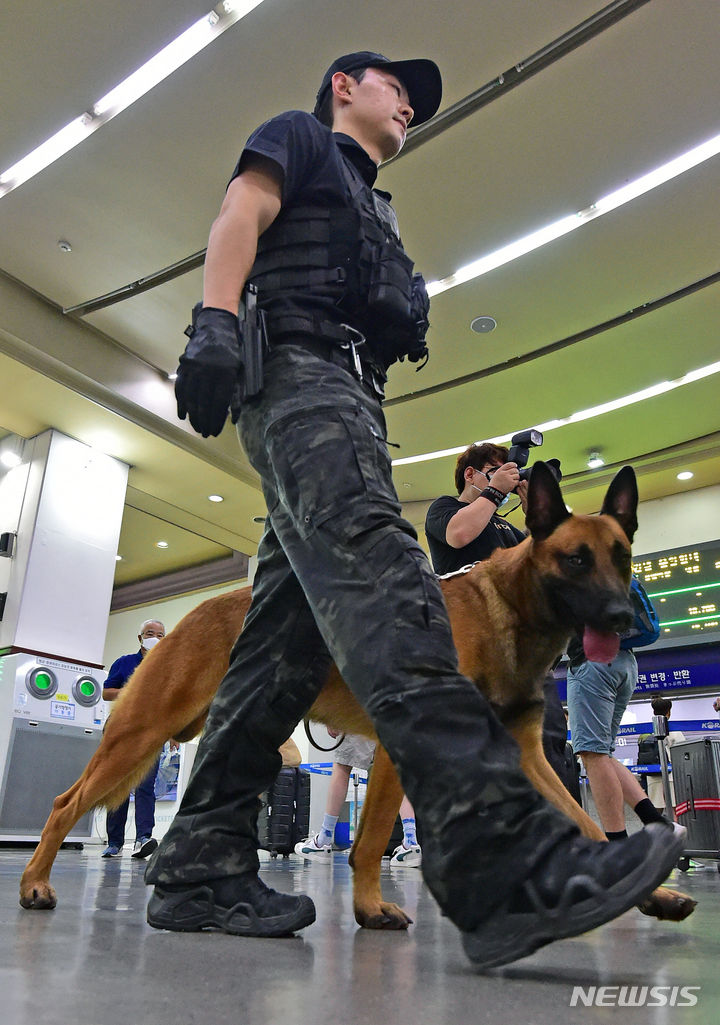 [대구=뉴시스] 이무열 기자 = 고속철도시설 폭발 테러 협박 이메일이 접수된 17일 오전 동대구역에서 경찰특공대와 탐지견이 폭발물 수색을 하고 있다. 2023.08.17. lmy@newsis.com