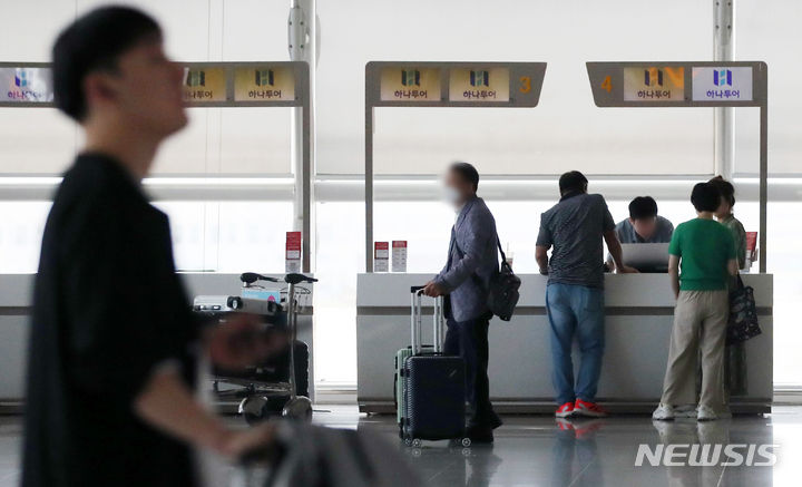 [인천공항=뉴시스] 김진아 기자 = 해외여행이 활기를 띠고 있지만 주요 여행사의 직원 수는 아직도 코로나 사태 이전의 절반 수준에 머무르는 것으로 나타났다. 17일 여행사들의 반기보고서에 따르면 국내 최대 여행사 하나투어의 6월 말 현재 직원 수는 1천195명으로 코로나 이전인 2019년 6월 말과 비교하면 52.7% 줄었다. 모두투어도 같은 기간 1206명에서 580명으로 51.9% 줄었다. 또 노랑풍선은 604명에서 410명으로 32.1% 감소했고 참좋은여행은 390명에서 278명으로 28.7% 줄었다. 사진은 이날 인천국제공항 출국장 내 여행사 카운터. 2023.08.17. bluesoda@newsis.com