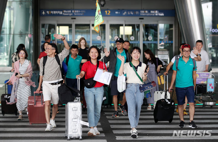 [인천공항=뉴시스] 김진아 기자 = 인천공항공사에 따르면 올 하계 성수기 기간(7.25~8.15) 인천공항을 이용하는 여객수가 코로나19이전과 비교해 85%까지 회복돼 17일 '공항운영 완전 정상화 선포식'을 개최한다. 인천공항의 일일 이용객이 최근 19만 명을 넘으면서 내달 중국의 중추절과 국경절 황금연휴(9.29∼10.6)를 통해 한국을 방문하는 유커들이 더 늘어날 것으로 예상된다. 사진은 이날 인천국제공항에서 외국인 관광객들이 입국장을 나오고 있다. 2023.08.17. bluesoda@newsis.com