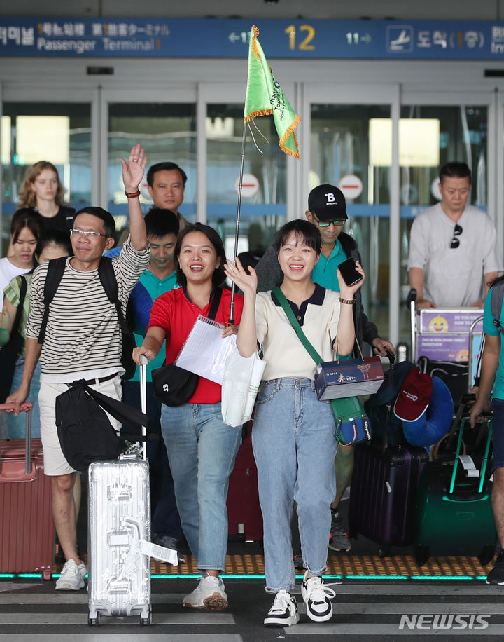 [인천공항=뉴시스] 김진아 기자 = 인천공항공사에 따르면 올 하계 성수기 기간(7.25~8.15) 인천공항을 이용하는 여객수가 코로나19이전과 비교해 85%까지 회복돼 17일 '공항운영 완전 정상화 선포식'을 개최한다. 인천공항의 일일 이용객이 최근 19만 명을 넘으면서 내달 중국의 중추절과 국경절 황금연휴(9.29∼10.6)를 통해 한국을 방문하는 유커들이 더 늘어날 것으로 예상된다. 사진은 이날 인천국제공항에서 외국인 관광객들이 입국장을 나오고 있다. 2023.08.17. bluesoda@newsis.com