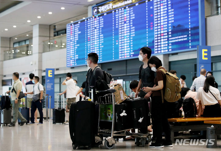 [인천공항=뉴시스] 김진아 기자 = 중국 정부가 한국 등 세계 78개국에 대한 자국민의 단체여행 허용을 발표하면서 내달 중추절과 국경절 황금연휴(9.29∼10.6)를 계기로 한국을 방문하는 유커들이 늘어 인천공항을 방문하는 여객 수는 더욱 증가할 것으로 기대되는 가운데 17일 오전 인천국제공항에서 중국발 항공기 등의 이용객이 입국장을 나오고 있다. 2023.08.17. bluesoda@newsis.com