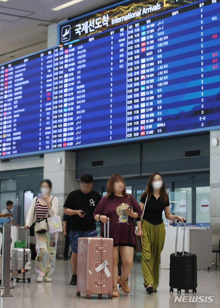 [인천공항=뉴시스] 김진아 기자 = 중국 정부가 한국 등 세계 78개국에 대한 자국민의 단체여행 허용을 발표하면서 내달 중추절과 국경절 황금연휴(9.29∼10.6)를 계기로 한국을 방문하는 유커들이 늘어 인천공항을 방문하는 여객 수는 더욱 증가할 것으로 기대되는 가운데 17일 오전 인천국제공항에서 중국발 항공기 등의 이용객이 입국장을 나오고 있다. 2023.08.17. bluesoda@newsis.com