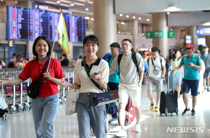 [인천공항=뉴시스] 김진아 기자 = 인천공항공사에 따르면 올 하계 성수기 기간(7.25~8.15) 인천공항을 이용하는 여객수가 코로나19이전과 비교해 85%까지 회복돼 17일 '공항운영 완전 정상화 선포식'을 개최한다. 인천공항의 일일 이용객이 최근 19만 명을 넘으면서 내달 중국의 중추절과 국경절 황금연휴(9.29∼10.6)를 통해 한국을 방문하는 유커들이 더 늘어날 것으로 예상된다. 사진은 이날 인천국제공항에서 외국인 관광객들이 입국장을 나오고 있다. 2023.08.17. bluesoda@newsis.com